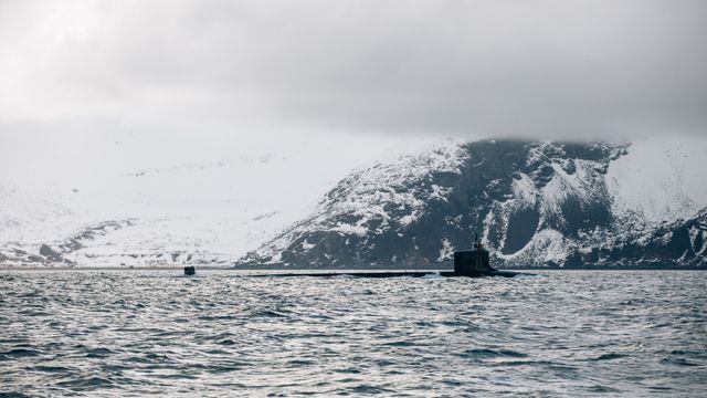 Amerikansk atomdrevet ubåt på vei inn til Tromsø - eskorteres av norsk kystvaktskip