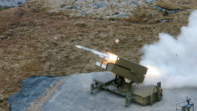 Raytheon har vært på norgesbesøk og skutt luftvernmissilet som skal gjøre Nasams mer slagkraftig