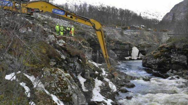 Prøvegraving for bruakse i Mørkedøla i Hemsedal