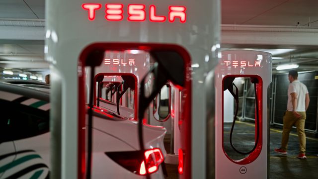 Tesla åpner Oslos største hurtigladestasjon – prøver å berolige bileiere før laderne åpnes for andre