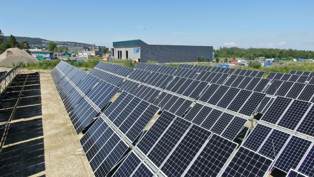 Norges første bakkemonterte solcellepark gjør avfallsselskapet til pionerer på solstrøm