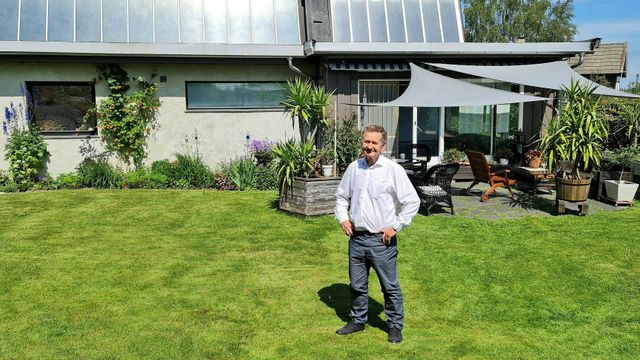 John Rekstads selvbygde solfangere har gitt gratis varme i 44 år. Nå starter han fabrikk