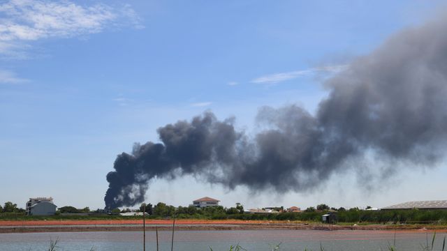 Eksplosjon og brann i kjemikaliefabrikk nær Bangkoks flyplass