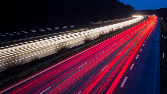 USA: Vil lade elbiler langs motorveien med magnetisk betong