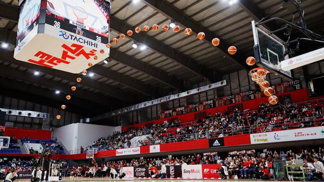 OL: Basketallrobot med imponerende kastearm