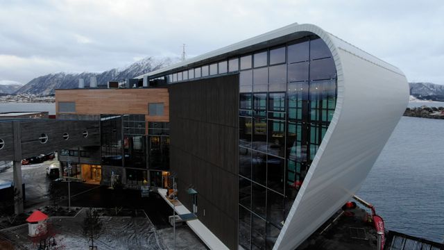 Nå åpner det nye Hurtigrutemuseet. Bygget er konstruert for å kunne bevege seg 8 cm i vinden