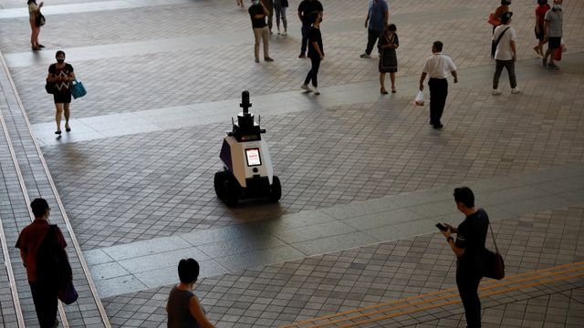 Singapore tester patruljerende roboter for å avskrekke «uønsket sosial oppførsel»