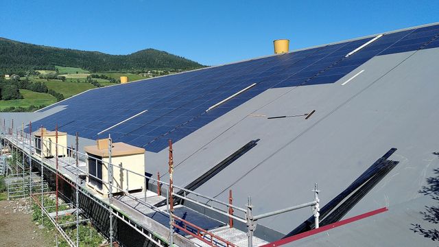 Leverer du mer enn 100 kW fra egne solceller utløser det avgifter