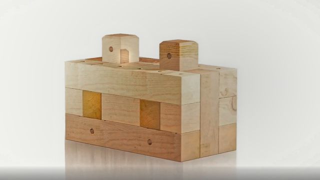 Bygger trehus av byggeklosser laget av vrakgods og avfall