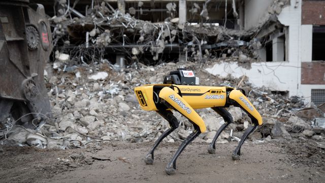 Robothunden Spot har egenskaper som en geit – og skarp nese for byggefeil og farligheter