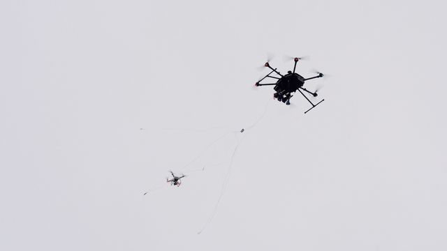 Se video: Her skyter politiet ned droner på Gardermoen