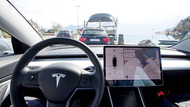 Gryende strid mellom Tesla og sikkerhetsorgan om hvordan bilene oppdateres
