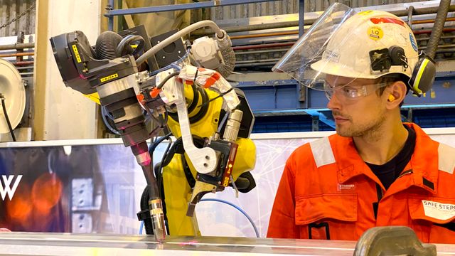 Med ny robot går Leirvik fra olje til laks