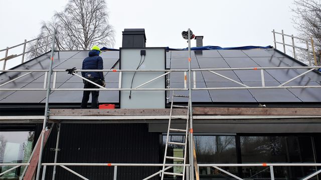 Store solkraftanlegg kan gi utfordringer i strømnettet. Hustak er fortsatt enkelt