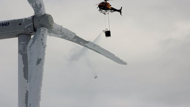 Dette heli­kop­teret fjerner is fra vindtur­binen med varmt vann