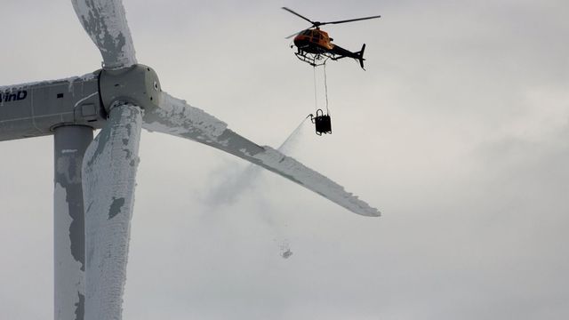 Dette heli­kop­teret fjerner is fra vindtur­binen med varmt vann