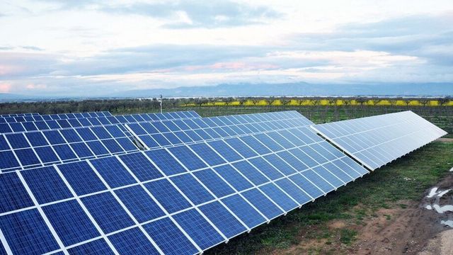 Nå blir store solkraftverk lønnsomme i Norge: To selskaper planlegger å bygge