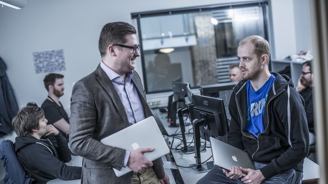 Vil gi halvparten av aksjene i milliard-selskapet til de ansatte