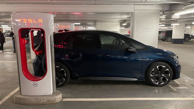 Nå har Tesla åpnet opp ladestasjoner i Norge
