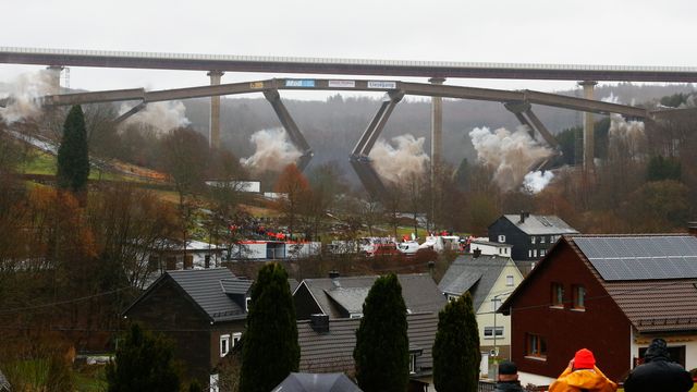 70 meter høy Autobahnbru senket etter 55 års tjeneste