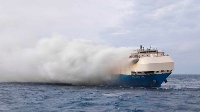 Skip med tusener av biler brenner fortsatt