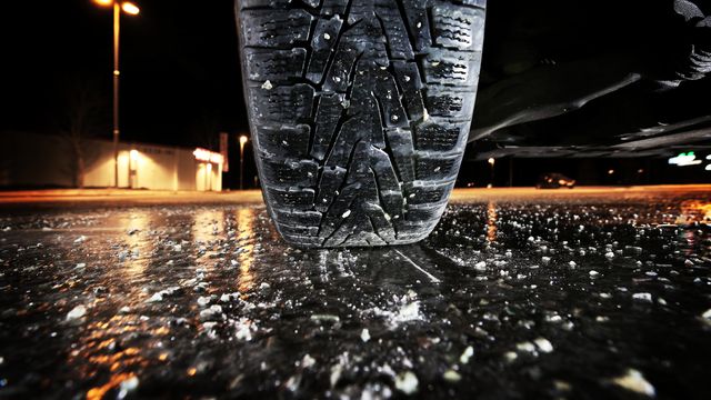 Ny studie: Asfalt og bildekk gir store mengder mikroplast i snø langs veiene