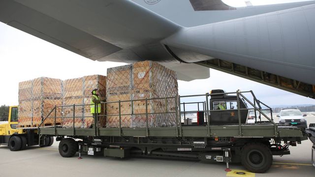 Norge sender våpen de har donert til Ukraina torsdag morgen