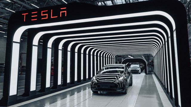Nå leveres de første Tesla-modellene fra Tyskland