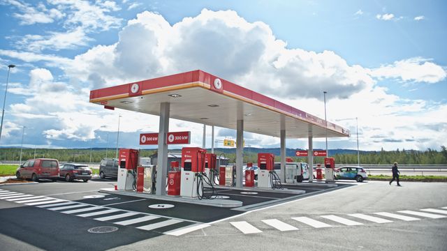 Dyrest å fylle drivstoff eller lade? Her kan du sammenlikne