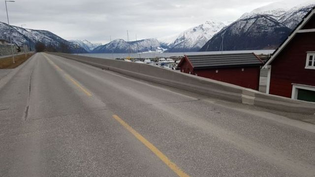Nå kommer det nytt betongrekkverk langs riksvei 15 ytterst i Nordfjord