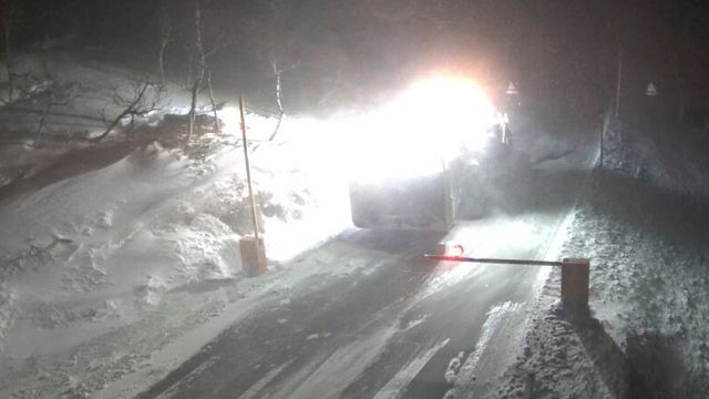 Uvær i påskefjellet: En vei stengt – flere kan stenges på kort varsel