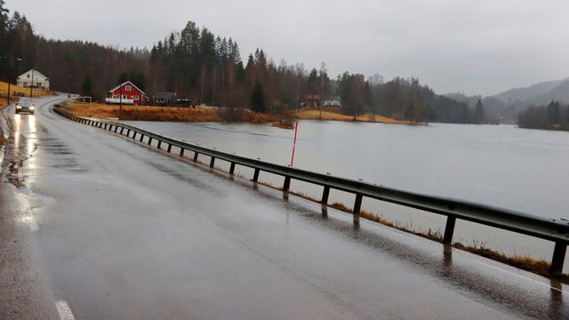 Kun ett, dyrt tilbud på å bygge tre kilometer ny fylkesvei i Telemark - nå er det usikkert hva som skjer