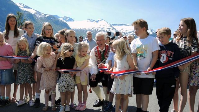 Festdag med feiring av ny tunnel på Flo i Stryn