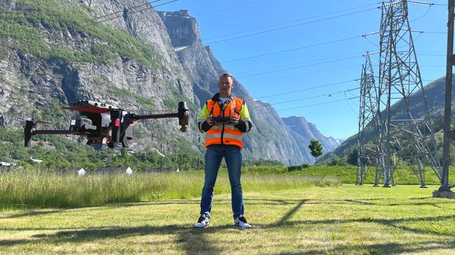 Statnett er den største helikopter-kunden på land i Norge: Vil erstatte mange oppdrag med droner