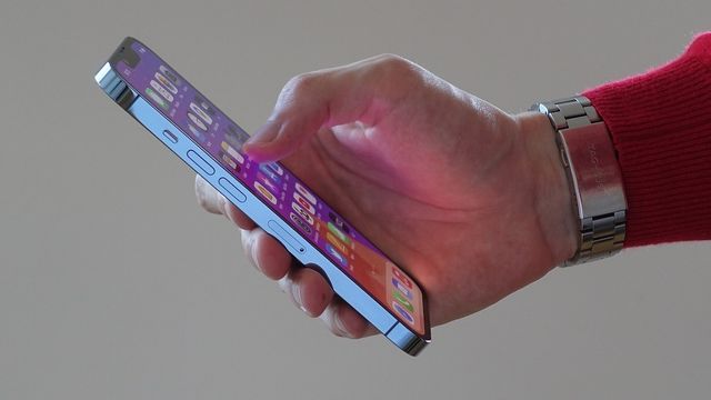 Samsung og Apple styrker seg i et mobilmarked preget av forsiktighet