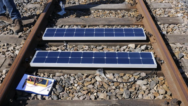 Hevder solceller mellom jernbaneskinnene kan gi like mye energi som fem atomkraftverk. Norske eksperter er skeptiske