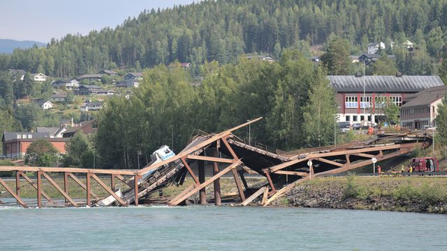 Brukollapsen på Tretten: Politiet skal avhøre fagpersoner – E6 fortsatt stengt