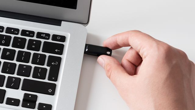 Microsoft etterforsker: Hackere sprer skadevare ved å sende USB-pinner i posten