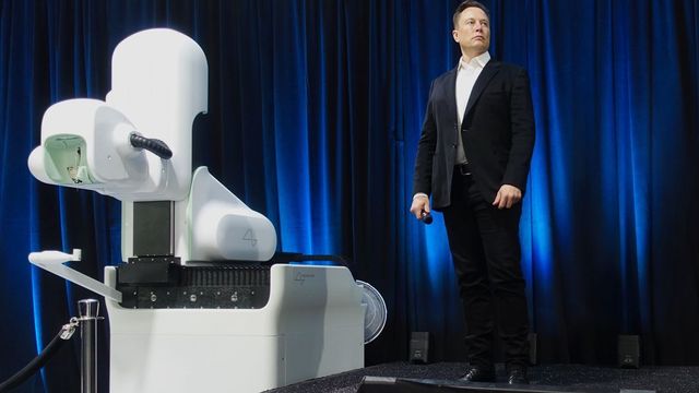 Elon Musk vil stikke ørsmå tråder inn i folks hjerner – nå skal Neuralink-teknologien demonstreres