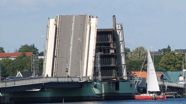 Skremte trafikanter og ødelagte biler: Fjernstyrt vindebru går opp uten grunn
