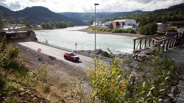 Til sommeren vil det igjen være mulig å kjøre over Lågen på Tretten – nesten ett år etter brukollapsen