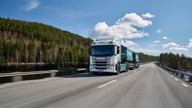 Verdens tyngste el-lastebil i drift i Sverige: Kjører seks mil før den må lades i én time