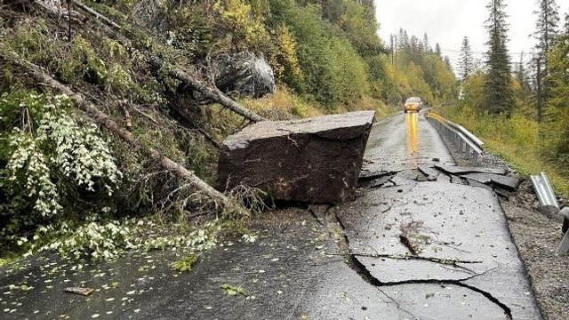 Fylkesvei i Tinn stengt på ubestemt tid etter ras