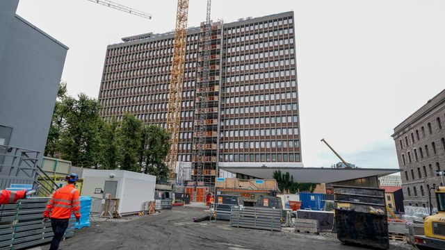 Fasaden på Høyblokka i regjeringskvartalet er ferdig