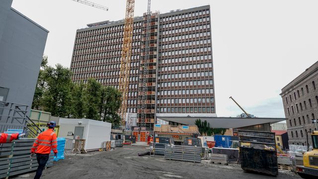 Fasaden på Høyblokka i regjeringskvartalet er ferdig