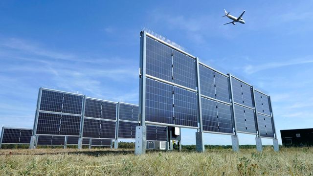 Flyplassen i Frankfurt setter opp vertikale solceller: Produserer kraft morgen og kveld