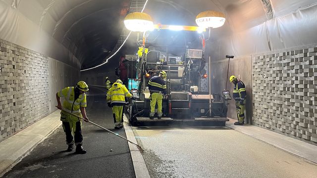 NCC har lagt 800 tonn med lys asfalt i sykkeltunnel i Bergen
