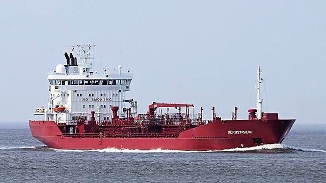 Tankskip med motorstans slepes til land i Møre og Romsdal