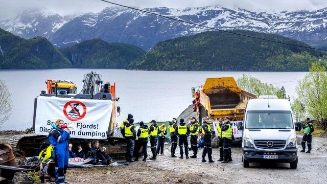 Saksøker staten for å stanse gruveavfall i Førdefjorden