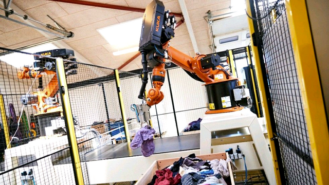 To robotarmer sorterer tekstiler: Gjenkjenner 31 typer stoffibre
